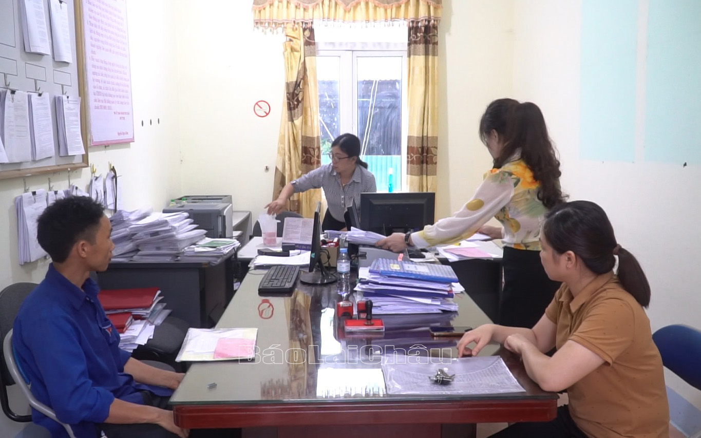 Bộ phận 1 cửa Thị trấn Nậm Nhùn luôn nêu cao tinh thần trách nhiệm, học hỏi, ứng dụng khoa học công nghệ và phần mềm vào xử lý công việc.